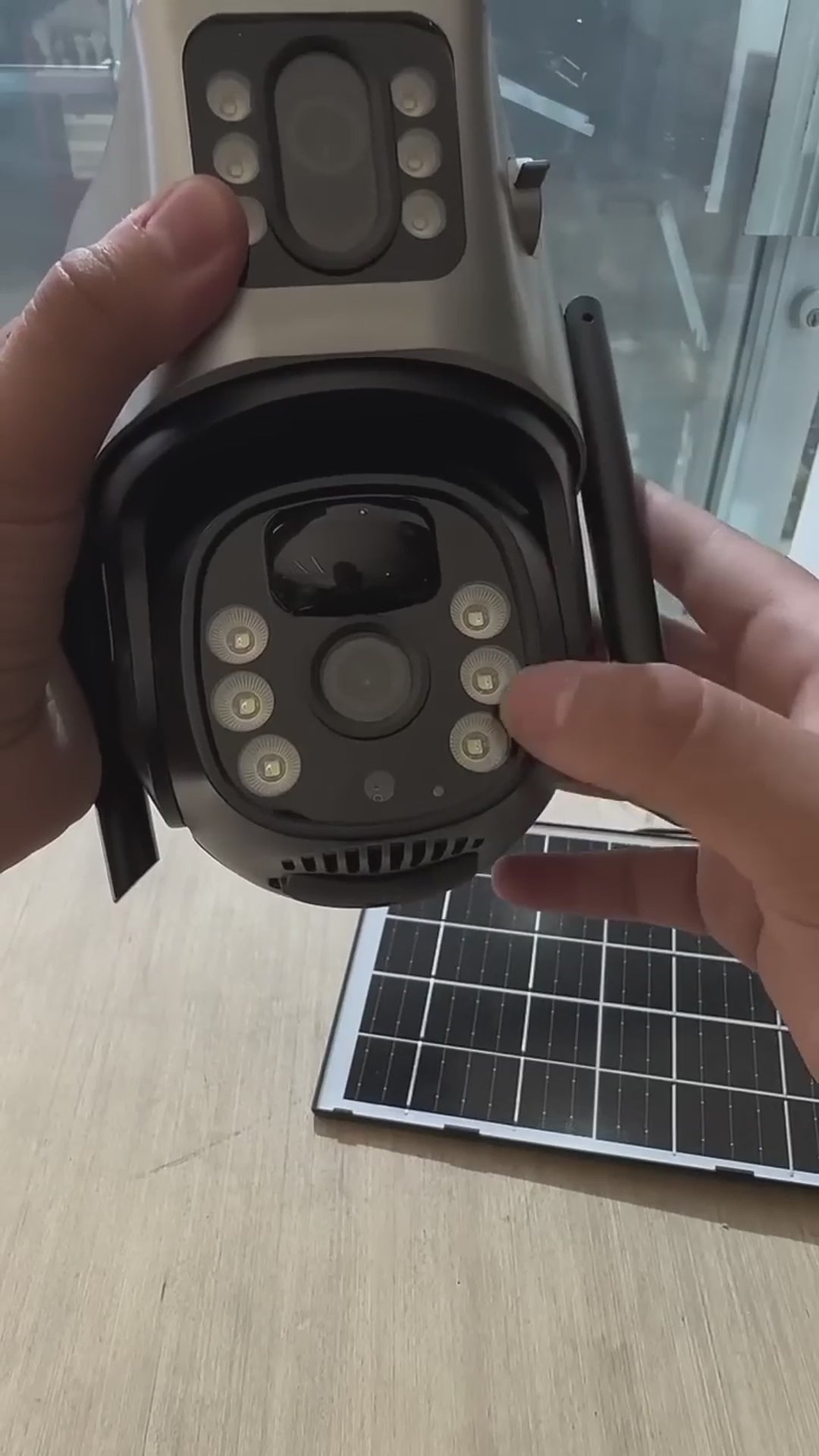 Cargar video: Tu seguridad y la de tu familia no pueden esperarLos robos y hurtos en casas, fincas y negocios han aumentado en Colombia.Las cámaras tradicionales NO funcionan sin internet, sin electricidad o en lugares remotos.Esta cámara sí.Y por eso cientos de familias están eligiéndola.